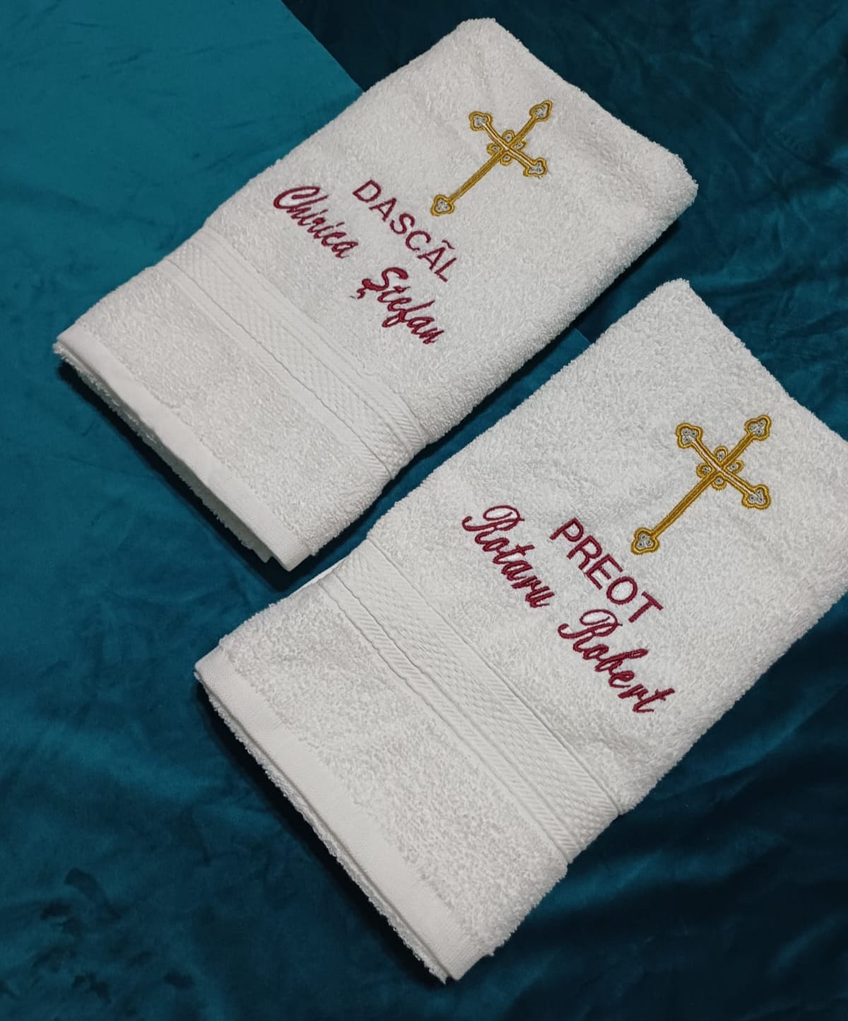 Prosop personalizat prin broderie cu cruce/nume
